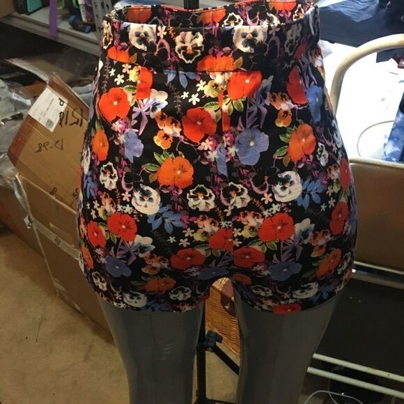 Cover Stitched High Waisted Shorts Black w/Floral Print Small EUC - Picture 2 of 7